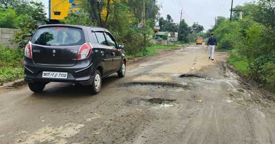 सड़क पर गड्ढे।