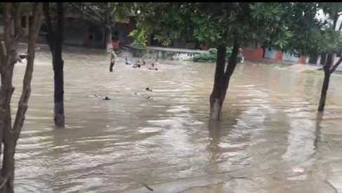The drain overflowed and water entered the government school, the boundary walls of two schools collapsed
