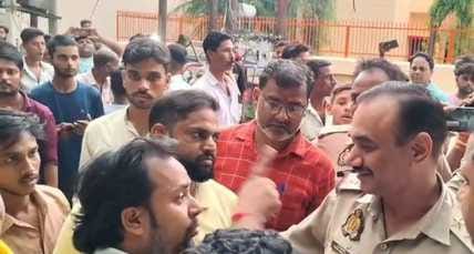 Allegation of indecency against outpost in-charge, Hindu organizations block the road