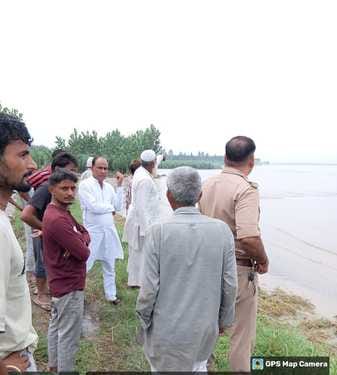 A young man drowned in Yamuna while trying to catch wood