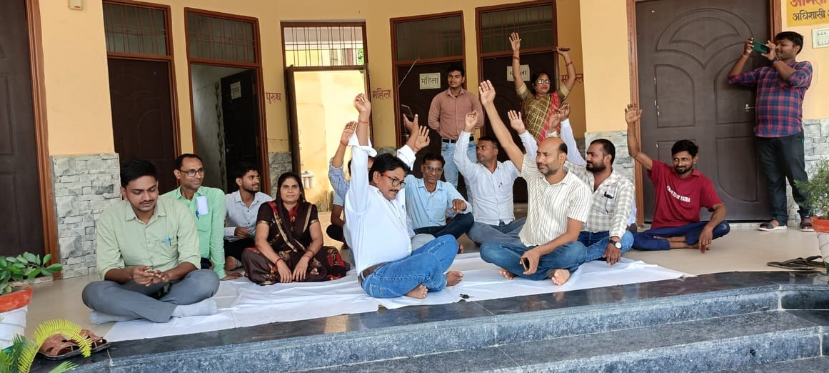 Regular employees of the municipality staged a lockout to demand payment of outstanding salaries