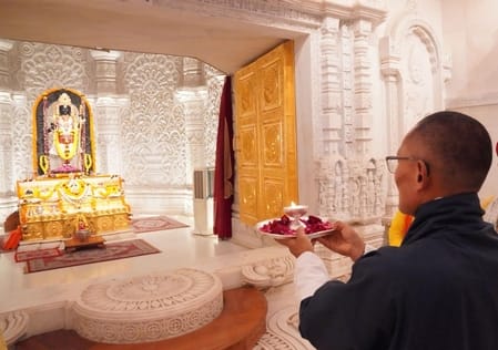Traditions of Ram and Buddha were seen uniting on the banks of Saryu river