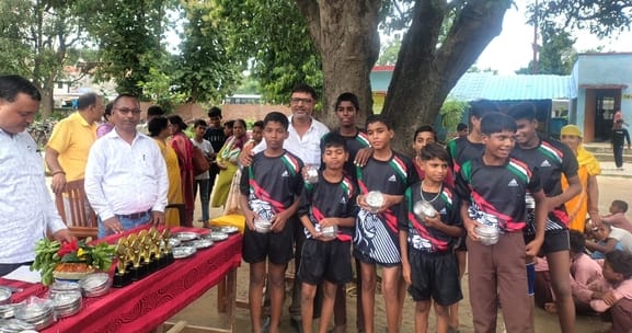 The teams of Pura Pratham performed excellently and won