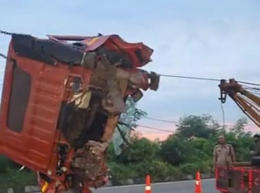 Canter collided with a trolley parked on the highway, driver died