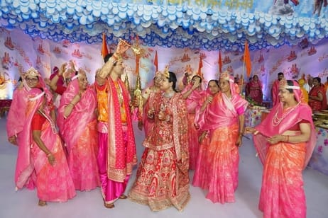 Jain devotees imbibed the essence of the best Akinchhan religion
