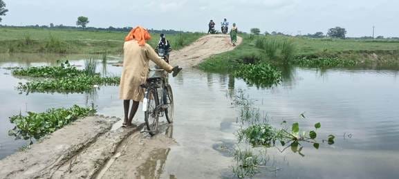 Ghaghra water level reached 71.72 meters, connecting roads of four villages submerged