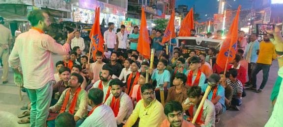 Siddharthnagar News: ABVP took out a torch rally in protest against the lathicharge