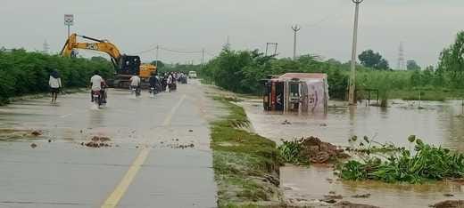 Heavy flow of water over Ambala-Hisar bypass, truck overturned
