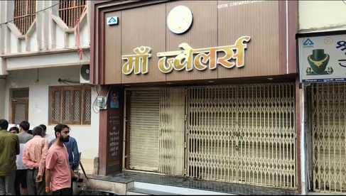 30 lakh stolen from jewellery showroom, incident captured on CCTV