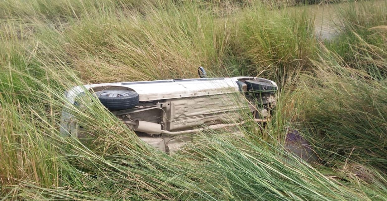 The car overturned after losing control, all passengers safe