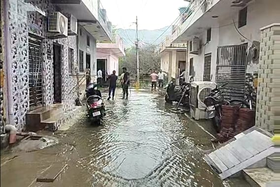 बोराज तालाब की पाल टूटने से स्वास्तिक नगर में लाखों का नुकसान