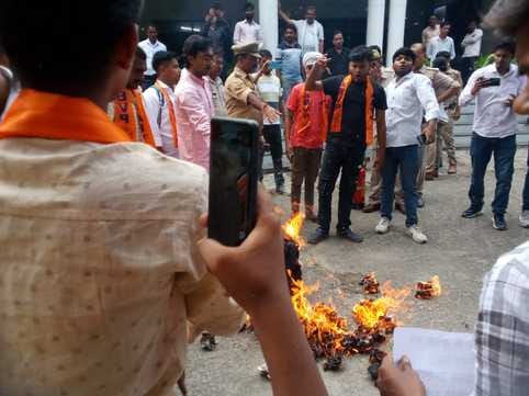 ABVP workers burnt the effigy of the Vice Chancellor