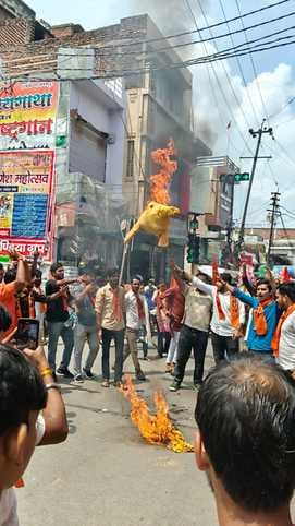 The student council burnt the effigy of the state minister for making indecent remarks