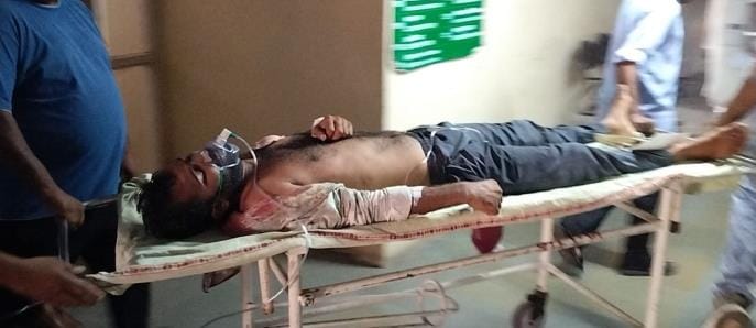 Gunfire took place in broad daylight at the district court, a young man was hit by three bullets, and a female sub-inspector was also injured.
