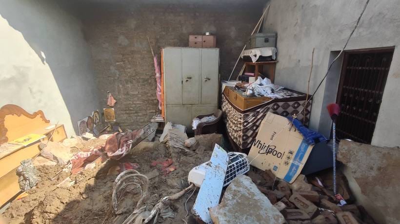 The head of the family died due to the collapse of the roof of the house, the condition of his wife and children is critical
