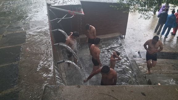 Devotees took a holy dip in Himri Ganga