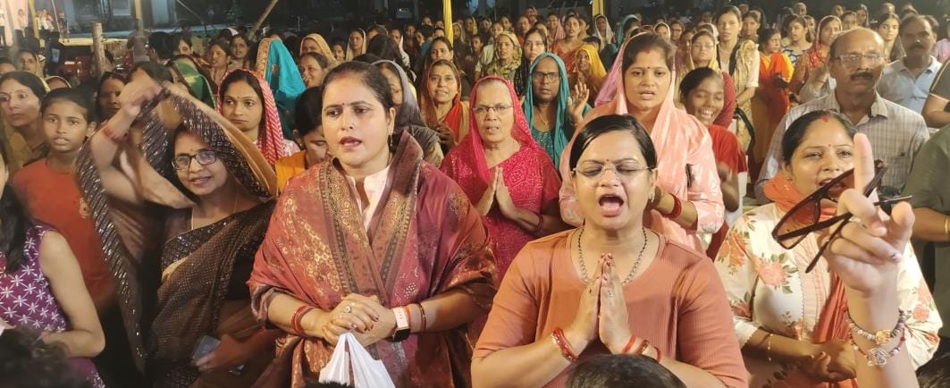 Crowd gathered for worship of Ganpati