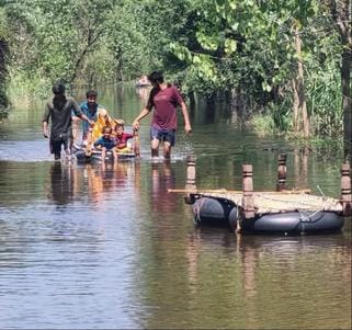 The village became an island, it took 30 hours to carry a pregnant woman six kilometers