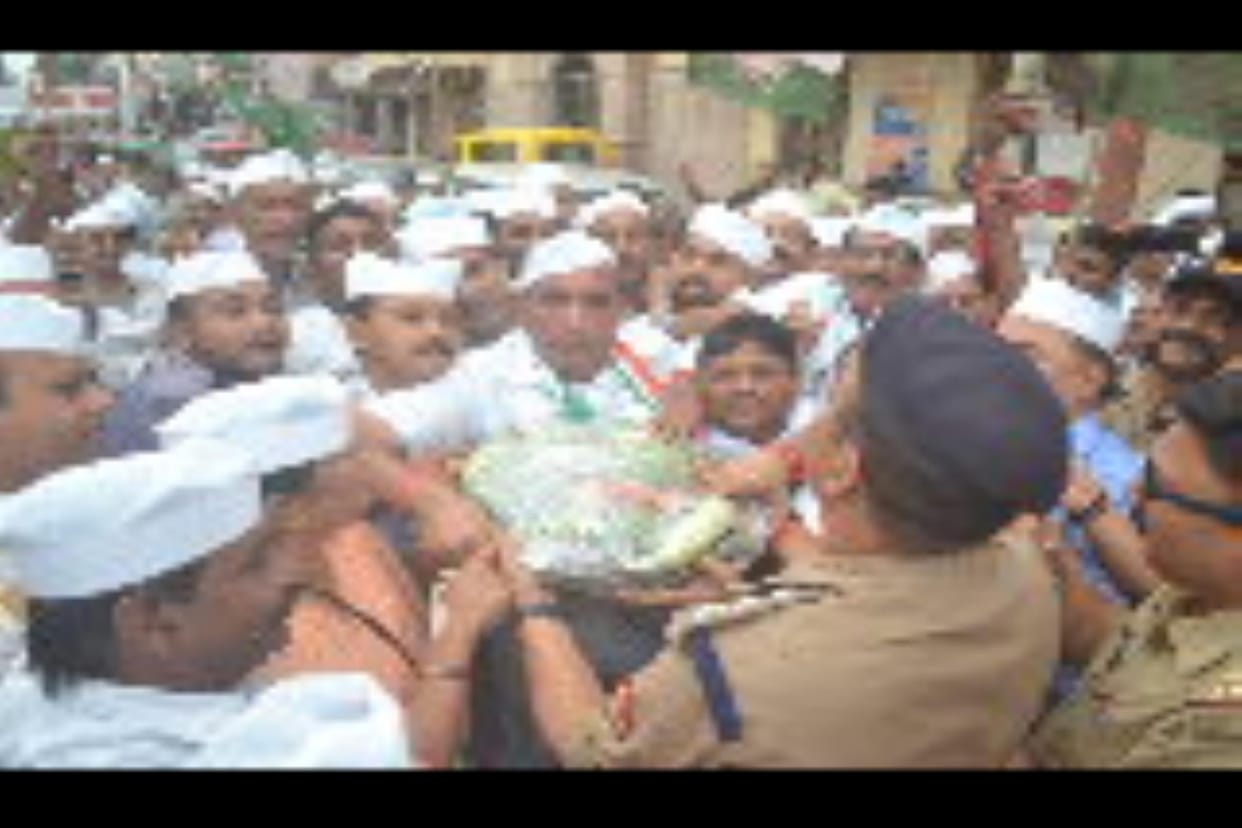 Congressmen went out to give vegetables to BJP members, police stopped them