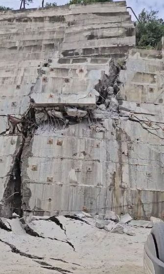 The mouth of the Jhalogi tunnel shifted, huge cracks appeared on the outer wall