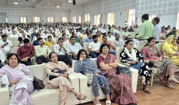 One thousand teachers were honored in the educationist conference