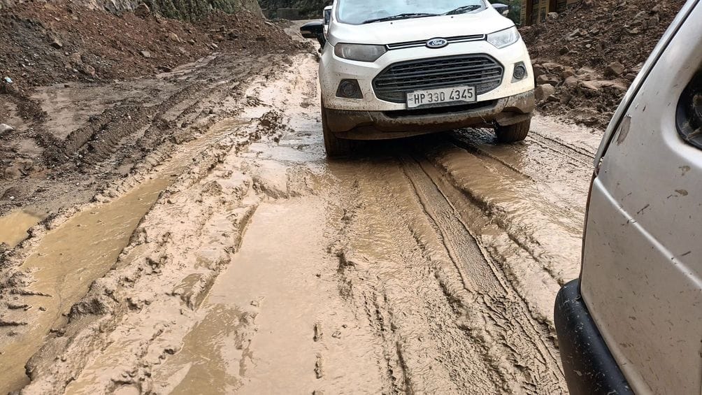 Highway in Kotli becomes a swamp, vehicles are slipping