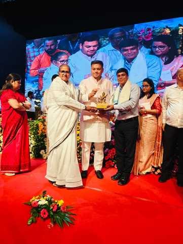 Abhimanyu Yadav receives the State Teacher Award