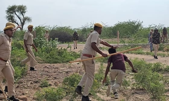 लाठीचार्ज।