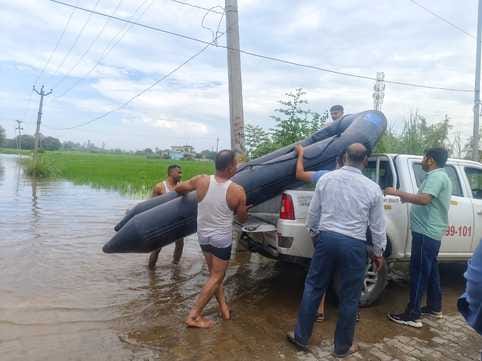 The dam of Tangri river broke between Shahpur-Kotkachhua, fields got submerged