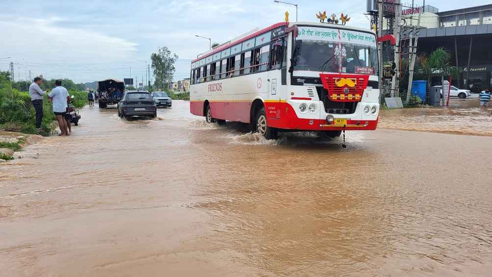 Ambala Yamunanagar highway submerged in water, vehicles can pass only from one side