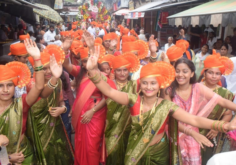 Devotees danced to the hymns of Ganpati Bappa