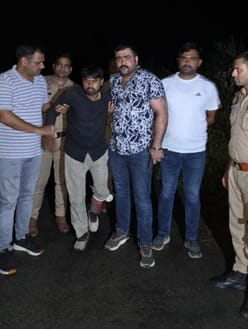 Police caught the robber who looted a jeweler worth 25 thousand rupees after an encounter, he got injured after being shot in the leg