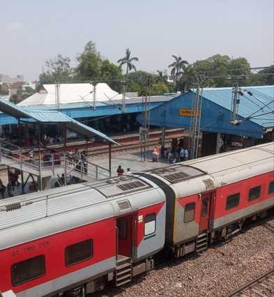 Ten trains including Vande Bharat and Shatabdi got stuck in Panipat due to OHE breakdown