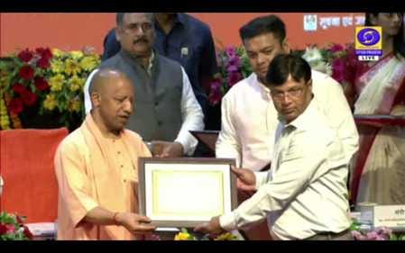 CM honored Dinesh Yadav for his excellent performance in running smart classes