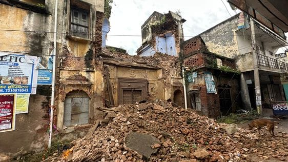 Vehicle damaged due to collapse of hundred years old ruined building, traffic stopped