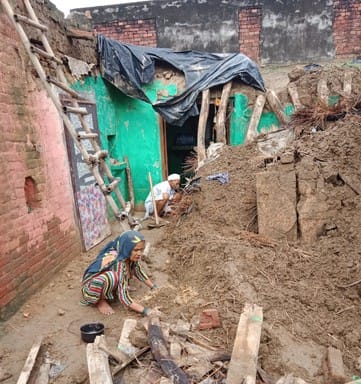 House collapsed in the rain, elderly couple came under the open sky