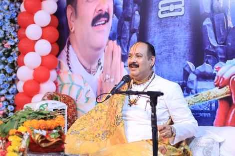 Sehore news: Devotion alone leads to God, Pandit Pradeep Mishra’s message in Sehore Bhagwat Katha