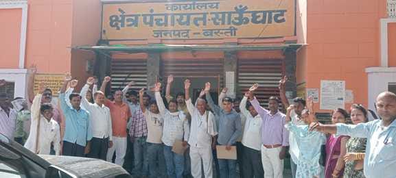 Employment servants sit on indefinite strike