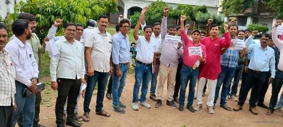 Teachers demonstrated against the demands of the General Assembly of Managers