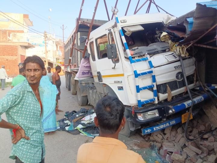 Truck entered the shop in Barhaj, chaos ensued