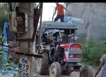 Tractor-trolley full of removed hoardings reached Hisar road, people made a video and made it viral