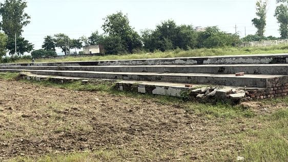 Long grass has grown in the stadium, there is no arrangement for drinking water