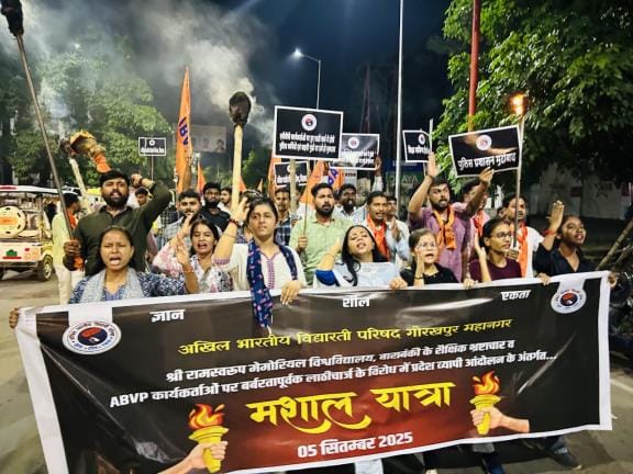 Gorakhpur News: ABVP takes out torchlight rally, demands action against education mafia