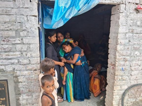 Deoria: Uncontrolled bike collided with truck while making reel, three people including a woman died