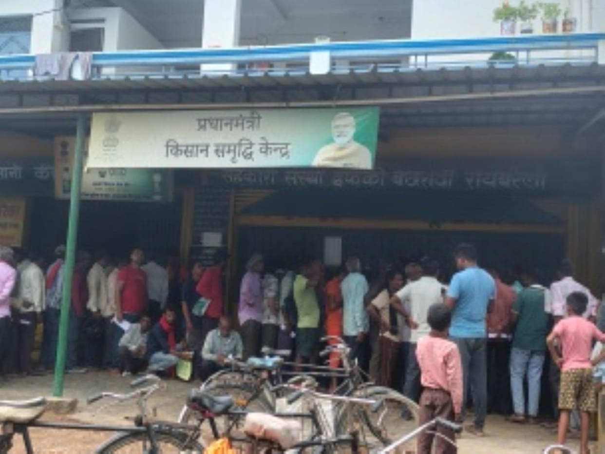 Farmers are not getting fertilizers, crops are getting affected