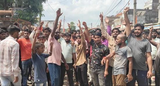 Siddharthnagar News: Angry villagers blocked the road due to lack of action against the suspects