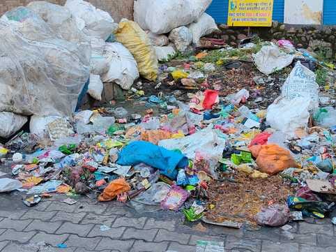 Ghumarvi bus stand turned into a garbage dump, passengers found it difficult to sit