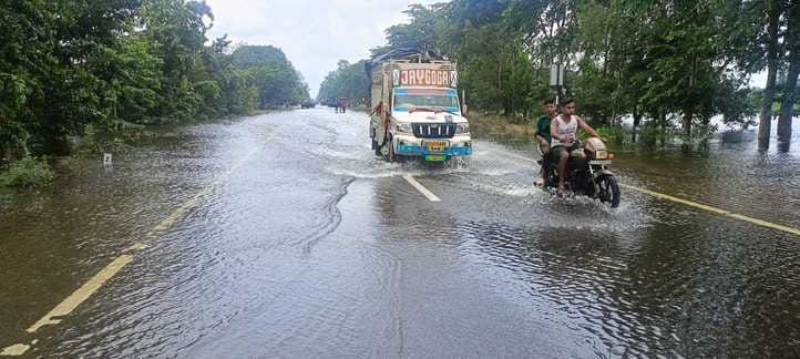 Villages surrounded by water, communication disrupted, shortage of ration and medicines is increasing in some places