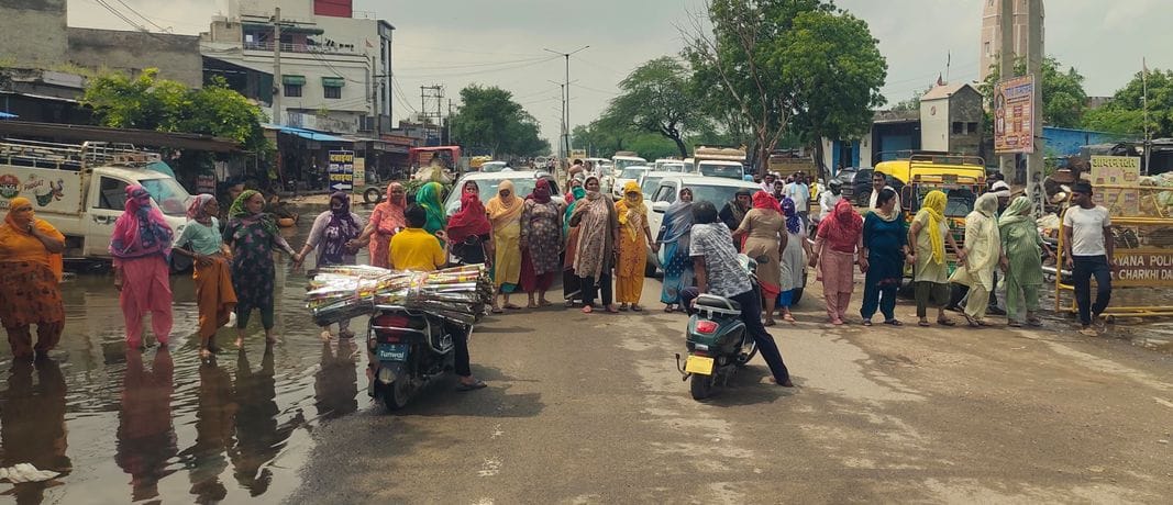 People troubled by the problem of waterlogging blocked NH-334B