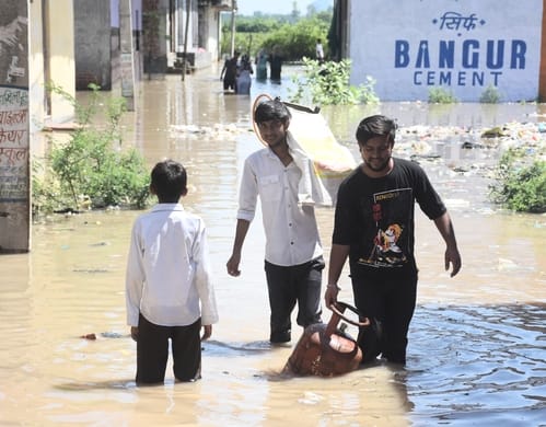Flood slows down, danger persists